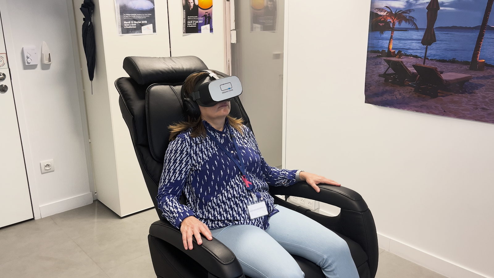 Séance d'immersion VR au cabinet : Françoise supervise en direct sur sa tablette miroir